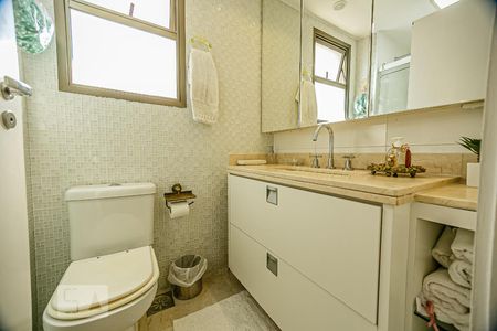 Apartamento à venda com 300m², 4 quartos e 3 vagas Apartamento à venda com 300m², 4 quartos e 3 vagasBanheiro da Suíte