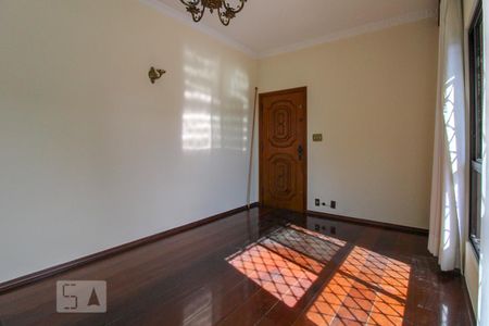 Casa para alugar com 120m², 2 quartos e 2 vagasSala