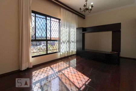 Casa para alugar com 120m², 2 quartos e 2 vagasSala