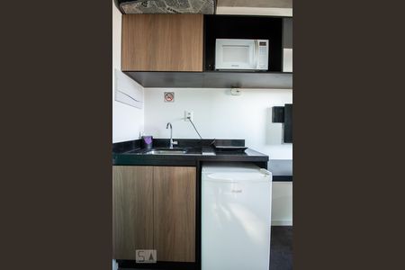 Cozinha de kitnet/studio para alugar com 1 quarto, 15m² em Bom Retiro, São Paulo