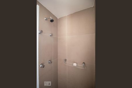 Banheiro de kitnet/studio para alugar com 1 quarto, 15m² em Bom Retiro, São Paulo