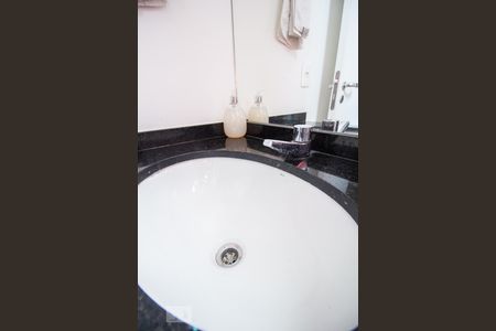 Banheiro de kitnet/studio para alugar com 1 quarto, 15m² em Bom Retiro, São Paulo