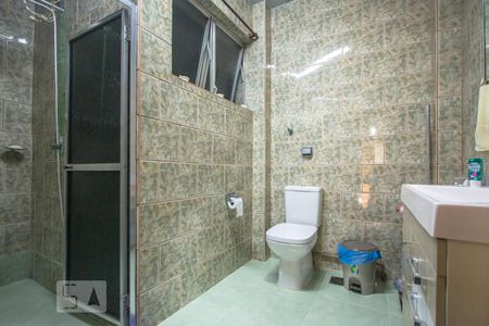 Banheiro de apartamento à venda com 2 quartos, 65m² em Navegantes, Porto Alegre