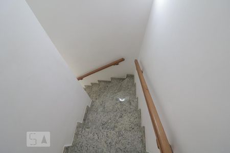 Casa de condomínio à venda com 65m², 2 quartos e 1 vagaEscada de acesso aos quartos