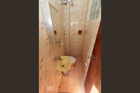 Casa à venda com 200m², 4 quartos e 3 vagasBanheiro superior - edícula