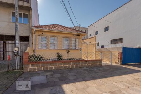 Fachada de casa à venda com 3 quartos, 240m² em São Geraldo, Porto Alegre