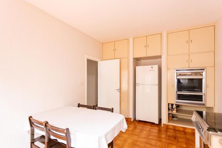 Casa à venda com 380m², 2 quartos e 3 vagas Casa à venda com 380m², 2 quartos e 3 vagasCozinha