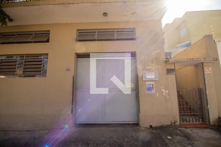 Casa à venda com 380m², 2 quartos e 3 vagas Casa à venda com 380m², 2 quartos e 3 vagasFachada