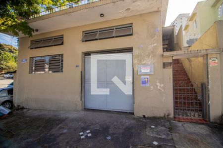 Casa à venda com 380m², 2 quartos e 3 vagas Casa à venda com 380m², 2 quartos e 3 vagasFachada