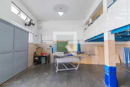 Casa à venda com 380m², 2 quartos e 3 vagas Casa à venda com 380m², 2 quartos e 3 vagasSalão / Armazem