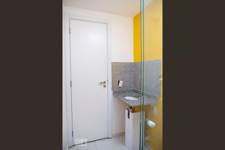 Banheiro de kitnet/studio para alugar com 1 quarto, 26m² em Liberdade, São Paulo