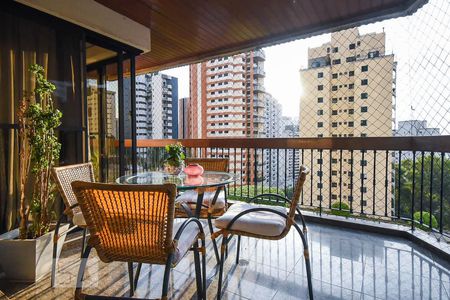 Apartamento à venda com 300m², 4 quartos e 4 vagas Apartamento à venda com 300m², 4 quartos e 4 vagasVaranda 1