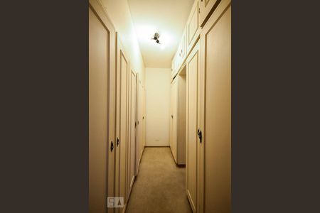 Apartamento à venda com 300m², 4 quartos e 4 vagas Apartamento à venda com 300m², 4 quartos e 4 vagasArmário da suíte 2