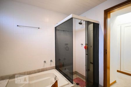 Apartamento à venda com 300m², 4 quartos e 4 vagas Apartamento à venda com 300m², 4 quartos e 4 vagasBanheiro suíte 2