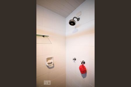 Apartamento à venda com 300m², 4 quartos e 4 vagas Apartamento à venda com 300m², 4 quartos e 4 vagasChuveiro do banheiro da suíte 2