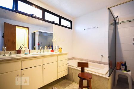 Apartamento à venda com 300m², 4 quartos e 4 vagas Apartamento à venda com 300m², 4 quartos e 4 vagasBanheiro suíte 2