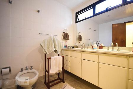 Apartamento à venda com 300m², 4 quartos e 4 vagas Apartamento à venda com 300m², 4 quartos e 4 vagasBanheiro suíte 2