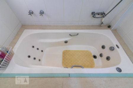 Apartamento à venda com 183m², 4 quartos e 3 vagasBanheira Suíte 1