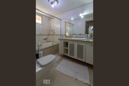 Apartamento à venda com 183m², 4 quartos e 3 vagasBanheiro da Suíte 1