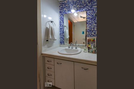 Apartamento à venda com 183m², 4 quartos e 3 vagasBanheiro da Suíte 2