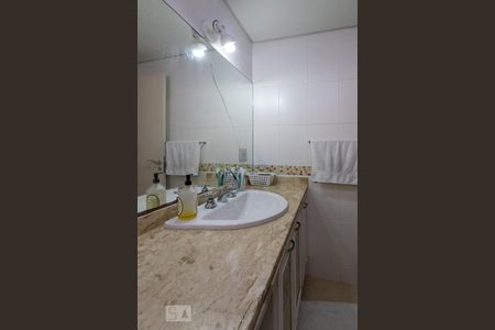 Apartamento à venda com 183m², 4 quartos e 3 vagasBanheiro da Suíte 1