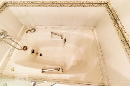 Apartamento à venda com 63m², 2 quartos e 2 vagasBanheiro da suíte