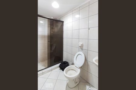 Banheiro de kitnet/studio para alugar com 1 quarto, 30m² em Centro Histórico, Porto Alegre