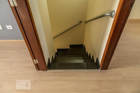 Casa de condomínio para alugar com 60m², 2 quartos e 1 vagaEscada