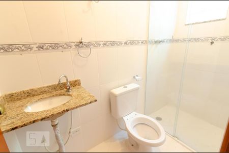 Banheiro suite 2 de casa de condomínio para alugar com 2 quartos, 60m² em Vila Mesquita, São Paulo