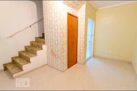 Sala de casa de condomínio para alugar com 2 quartos, 60m² em Vila Mesquita, São Paulo