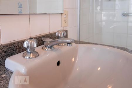 Casa à venda com 450m², 4 quartos e 3 vagasBanheiro Quarto 5 - Suíte