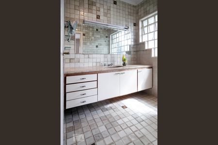 Casa à venda com 450m², 4 quartos e 3 vagasBanheiro Quarto 6 - Suíte