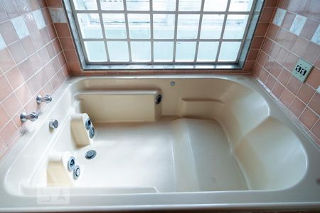 Casa à venda com 450m², 4 quartos e 3 vagasBanheiro Social - Quartos