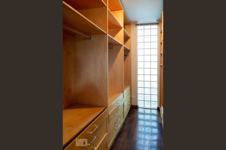 Casa à venda com 450m², 4 quartos e 3 vagasCloset Quarto 2 - Térreo