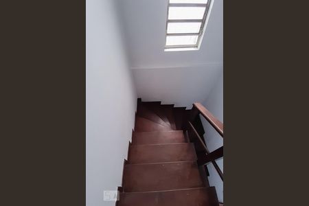 Casa à venda com 130m², 2 quartos e 2 vagas Casa à venda com 130m², 2 quartos e 2 vagasEscadas