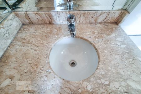 Apartamento à venda com 98m², 2 quartos e 2 vagas Apartamento à venda com 98m², 2 quartos e 2 vagasBanheiro da Suíte