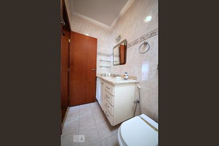 Casa à venda com 350m², 3 quartos e 4 vagasSuíte 1 - Banheiro