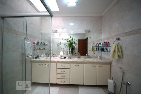 Casa à venda com 350m², 3 quartos e 4 vagasSuíte 3 - Banheiro