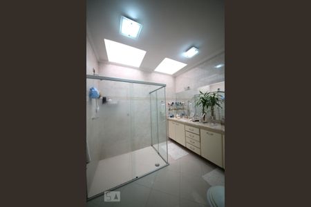 Casa à venda com 350m², 3 quartos e 4 vagasSuíte 3 - Banheiro
