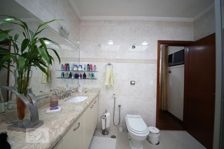 Casa à venda com 350m², 3 quartos e 4 vagasSuíte 3 - Banheiro