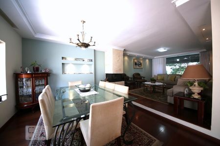 Casa à venda com 350m², 3 quartos e 4 vagasSala