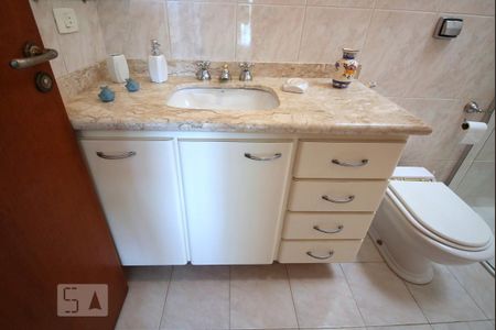Casa à venda com 350m², 3 quartos e 4 vagasSuíte 1 - Banheiro