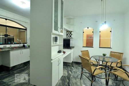 Casa à venda com 300m², 4 quartos e 4 vagasCozinha
