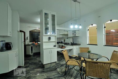 Casa à venda com 300m², 4 quartos e 4 vagasCozinha