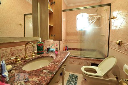 Casa à venda com 300m², 4 quartos e 4 vagasBanheiro do Quarto 1 e Quarto 2