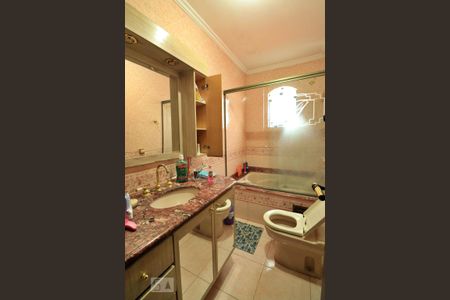 Casa à venda com 300m², 4 quartos e 4 vagasBanheiro do Quarto 1 e Quarto 2