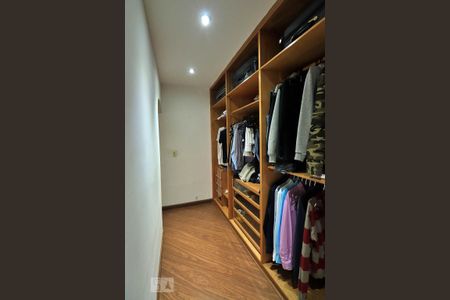 Casa à venda com 300m², 4 quartos e 4 vagasCloset da suíte 4