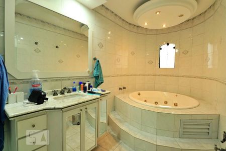 Casa à venda com 300m², 4 quartos e 4 vagasBanheiro da Suíte 4