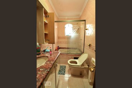 Casa à venda com 300m², 4 quartos e 4 vagasBanheiro do Quarto 1 e Quarto 2