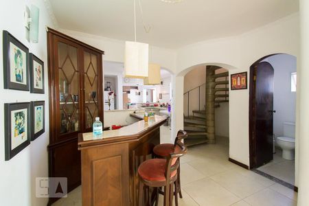 Casa à venda com 250m², 5 quartos e 8 vagasSala